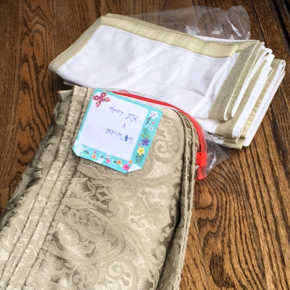 Tablecloth With Matching Napkins 8, 68 by 116 - Picture 5 of 8